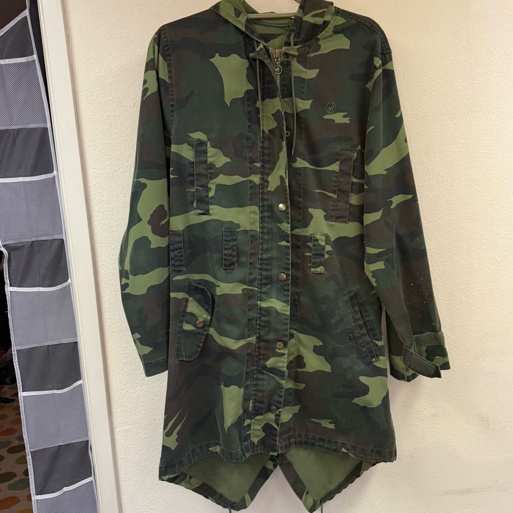 Clench Kiss camo swallow tail long snap jacket with hood, size Medium women’s
